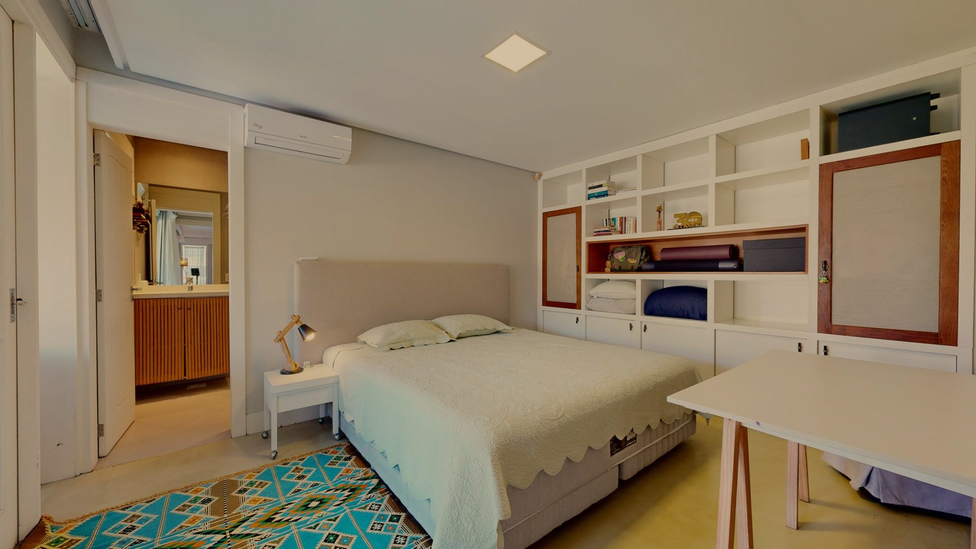 Casa em condomínio fechado no Rio Tavares. Com acesso privativo a praia.