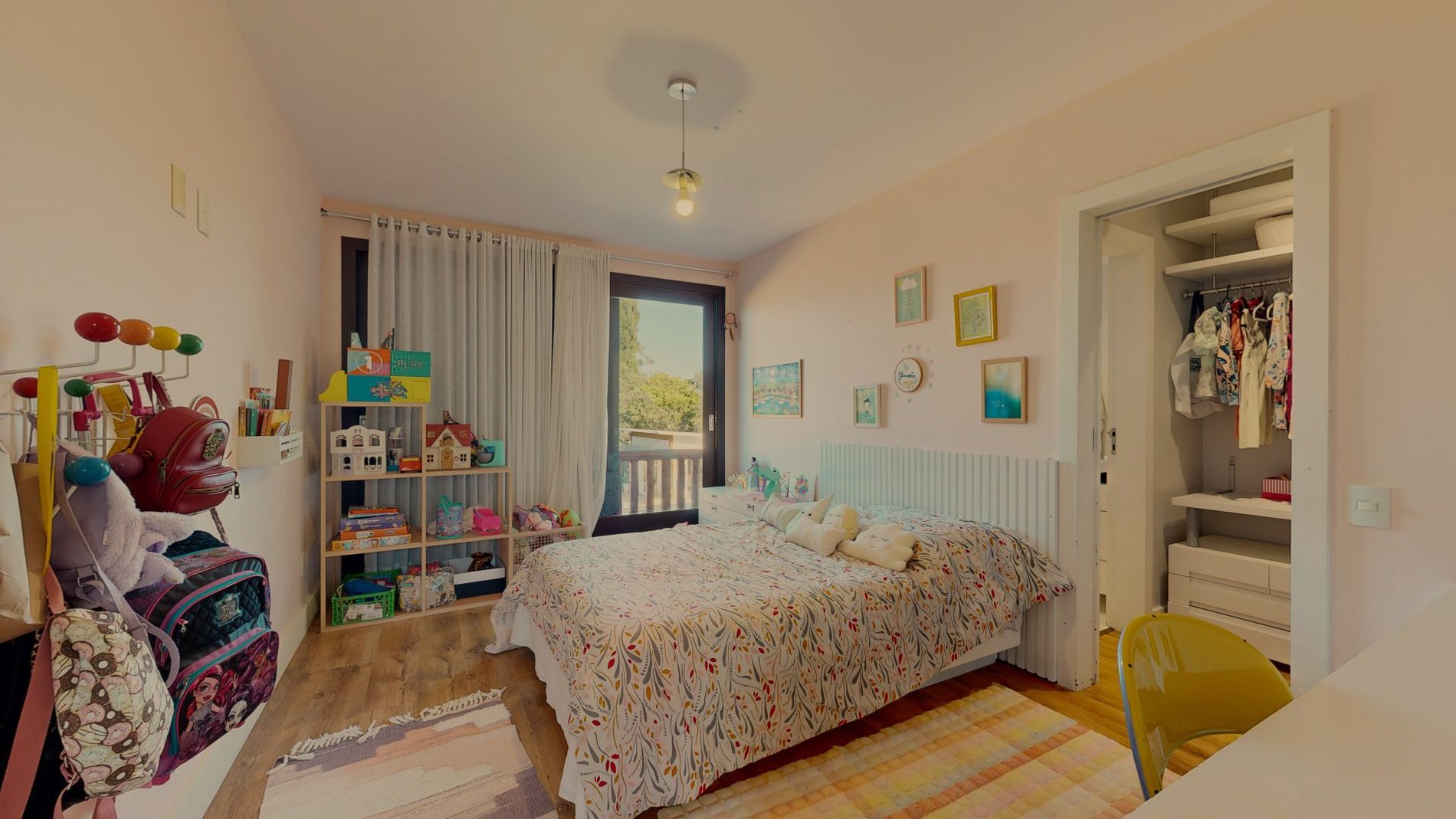 Casa em condomínio fechado no Rio Tavares. Com acesso privativo a praia.