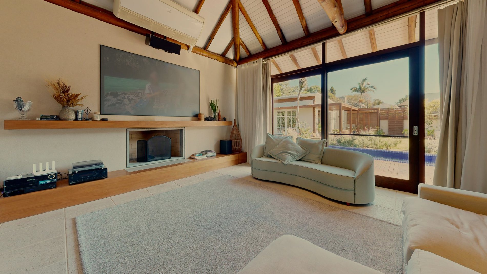 Casa em condomínio fechado no Rio Tavares. Com acesso privativo a praia.