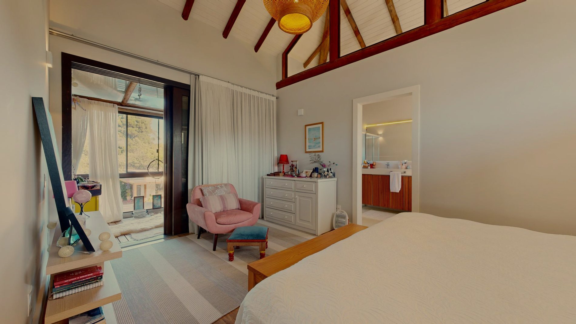 Casa em condomínio fechado no Rio Tavares. Com acesso privativo a praia.