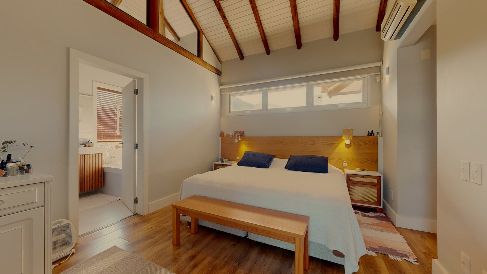 Casa em condomínio fechado no Rio Tavares. Com acesso privativo a praia.