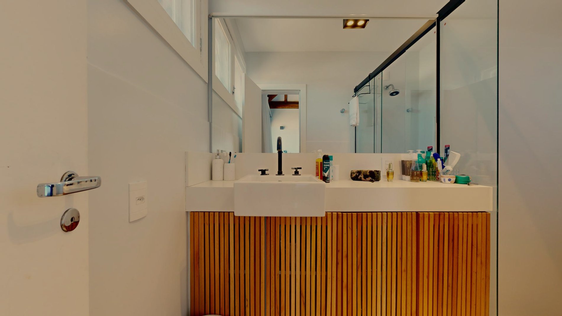 Casa em condomínio fechado no Rio Tavares. Com acesso privativo a praia.