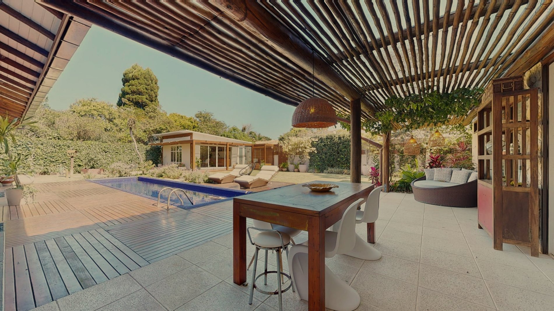 Casa em condomínio fechado no Rio Tavares. Com acesso privativo a praia.