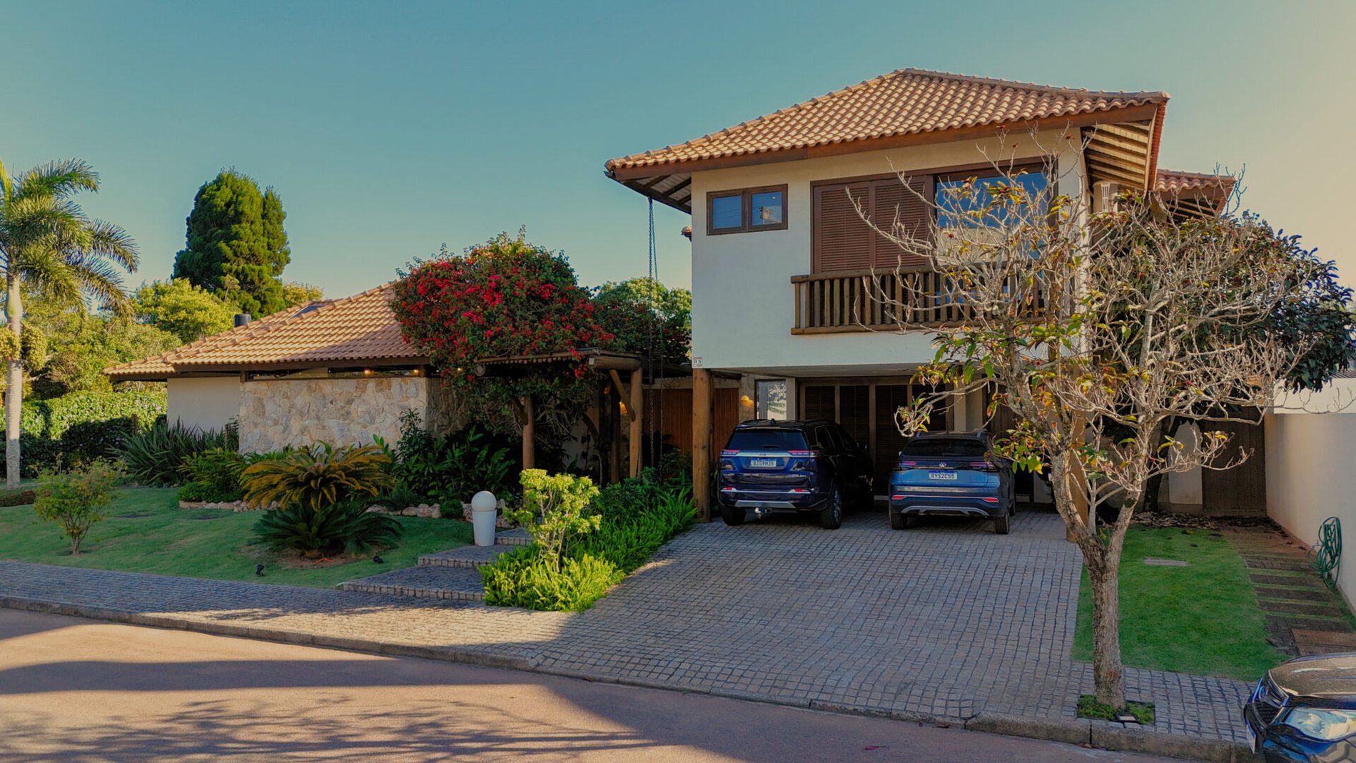 Casa em condomínio fechado no Rio Tavares. Com acesso privativo a praia.