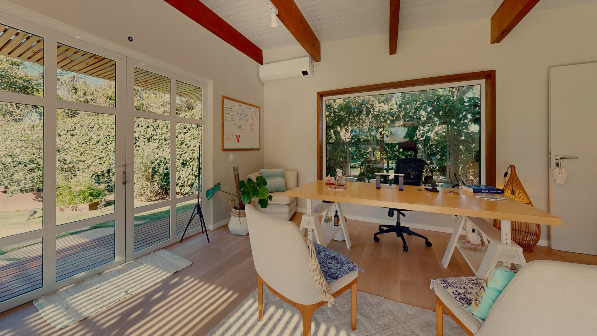 Casa em condomínio fechado no Rio Tavares. Com acesso privativo a praia.