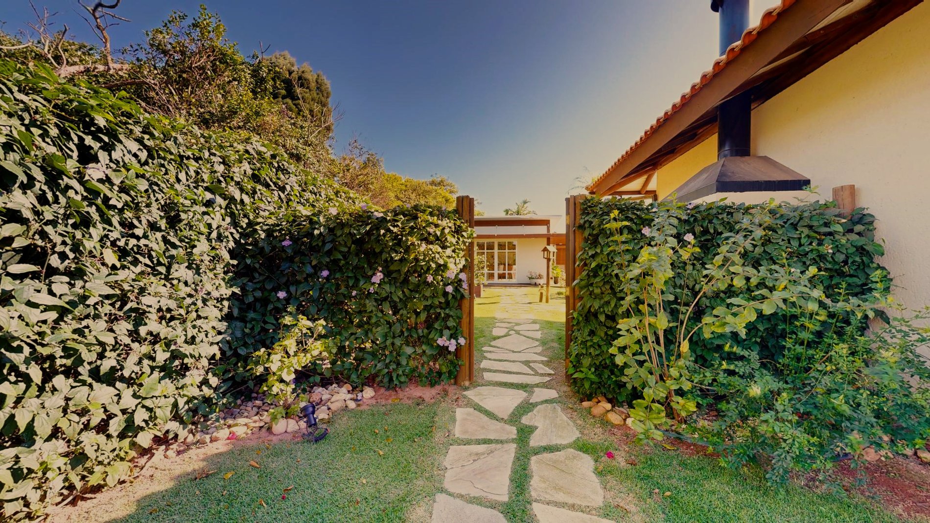 Casa em condomínio fechado no Rio Tavares. Com acesso privativo a praia.