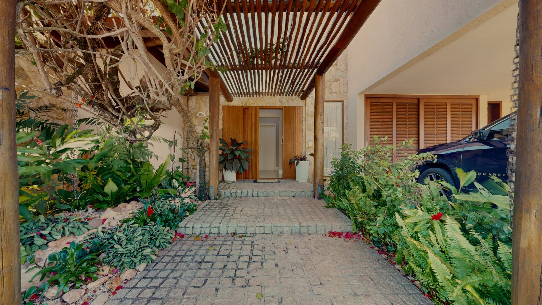 Casa em condomínio fechado no Rio Tavares. Com acesso privativo a praia.