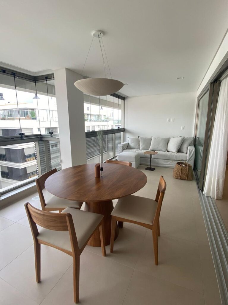 Cobertura duplex com vista para o mar em Jurerê Internacional