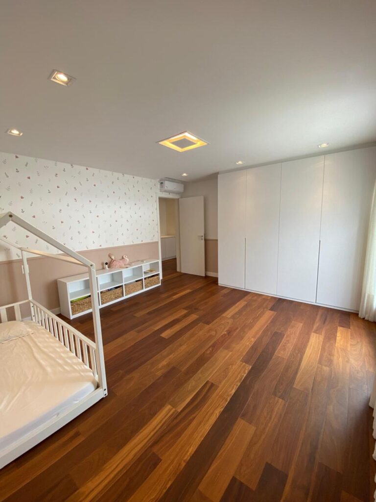 Cobertura duplex com vista para o mar em Jurerê Internacional
