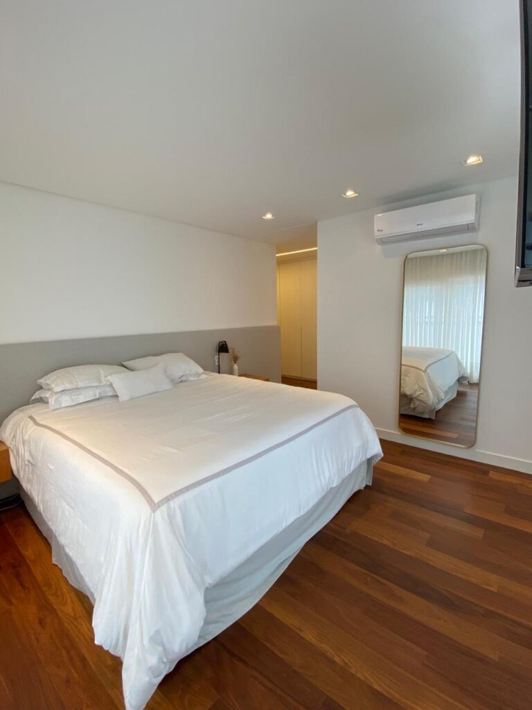 Cobertura duplex com vista para o mar em Jurerê Internacional