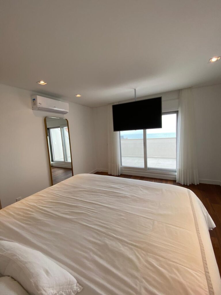 Cobertura duplex com vista para o mar em Jurerê Internacional
