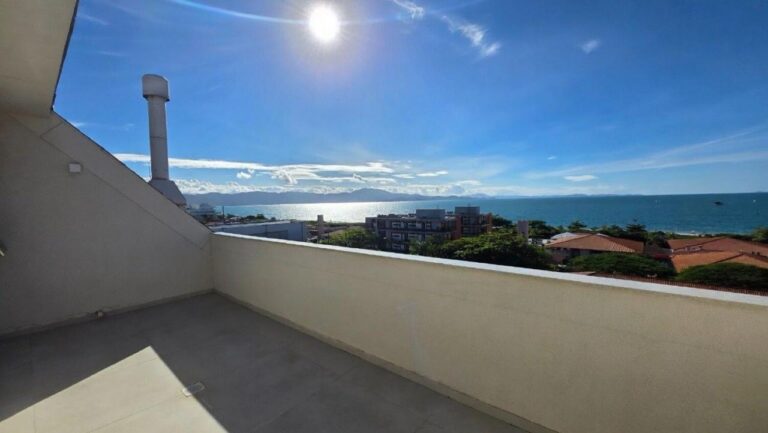 Cobertura duplex com vista para o mar em Jurerê Internacional