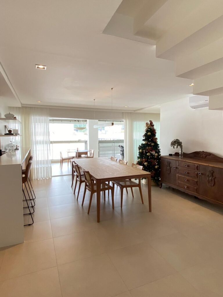 Cobertura duplex com vista para o mar em Jurerê Internacional