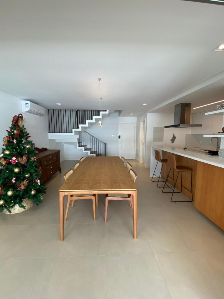 Cobertura duplex com vista para o mar em Jurerê Internacional