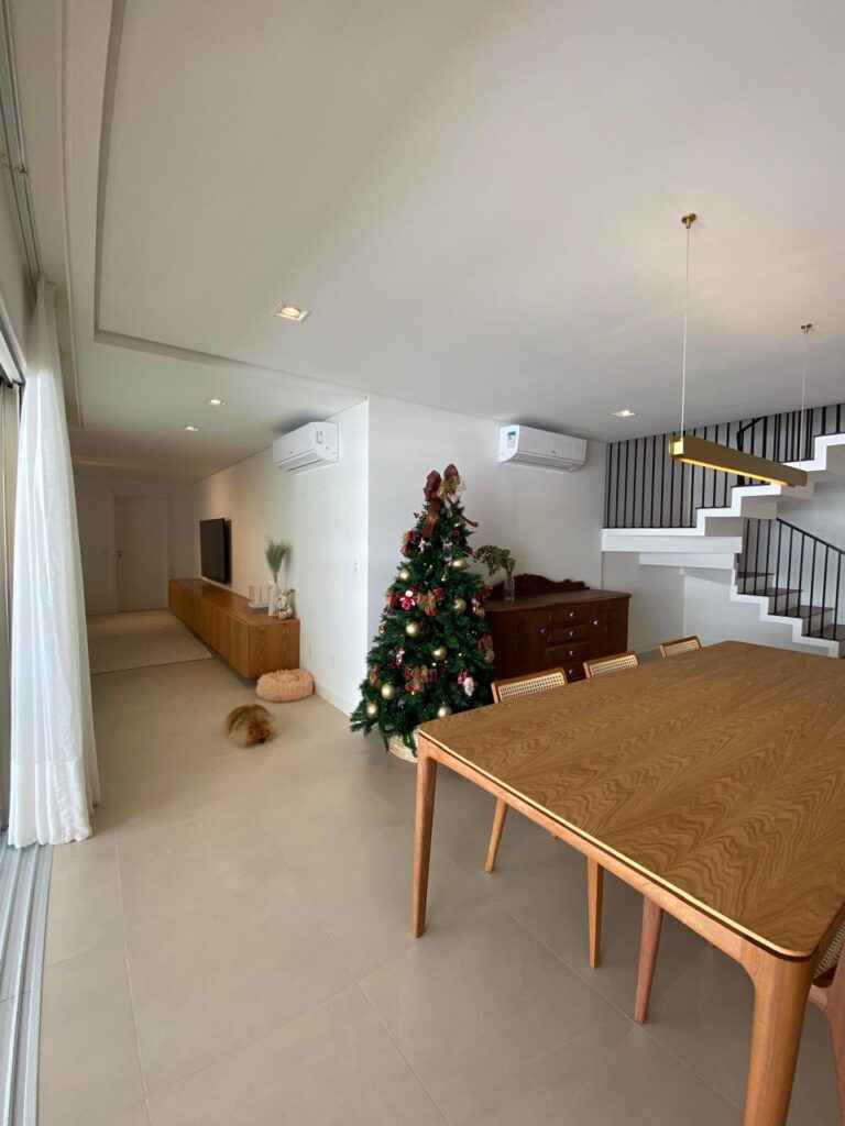 Cobertura duplex com vista para o mar em Jurerê Internacional