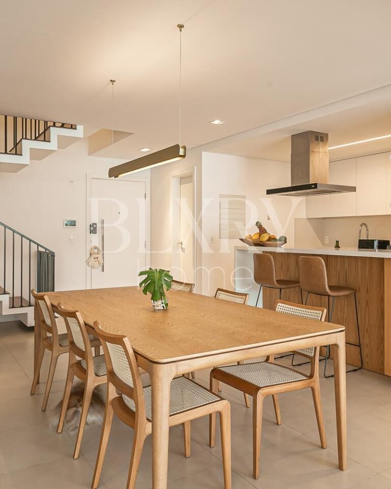 Cobertura duplex com vista para o mar em Jurerê Internacional