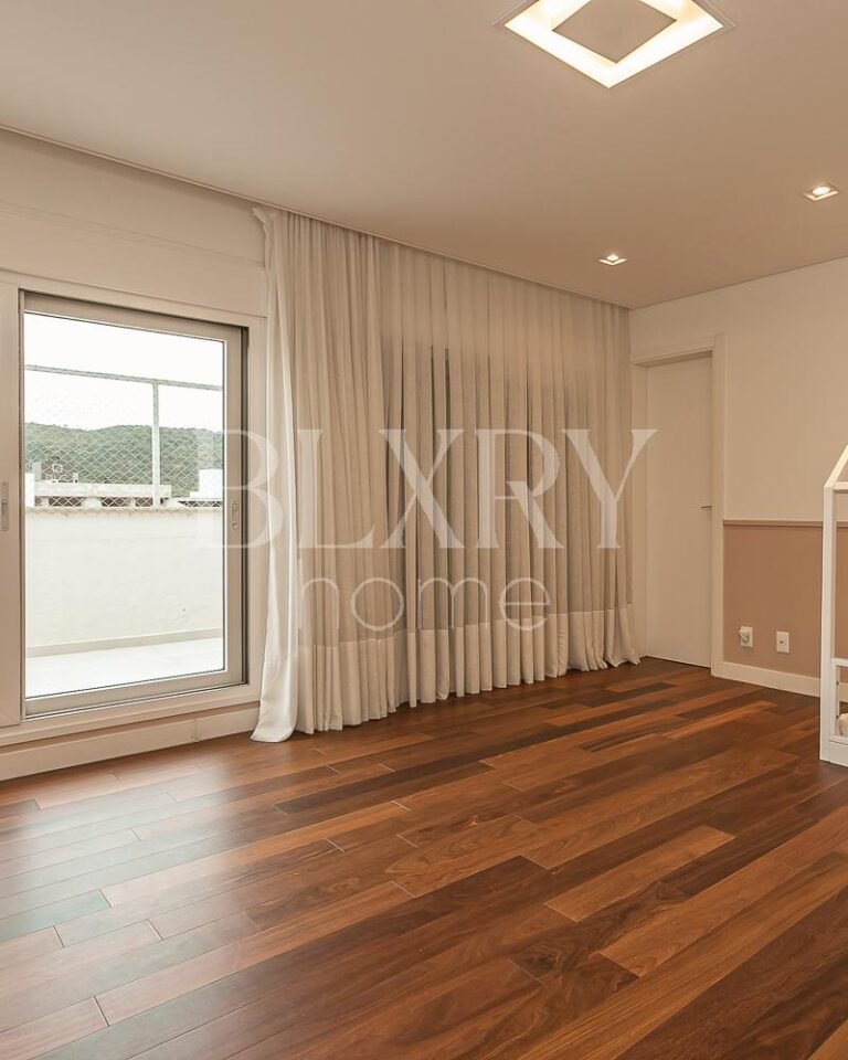 Cobertura duplex com vista para o mar em Jurerê Internacional