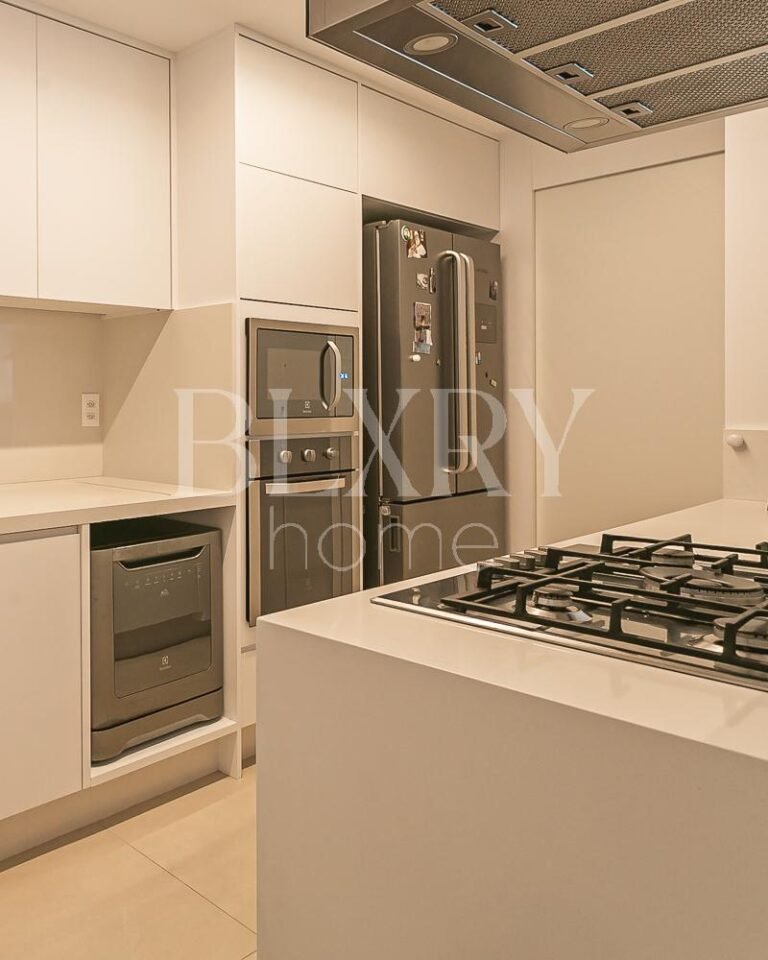 Cobertura duplex com vista para o mar em Jurerê Internacional
