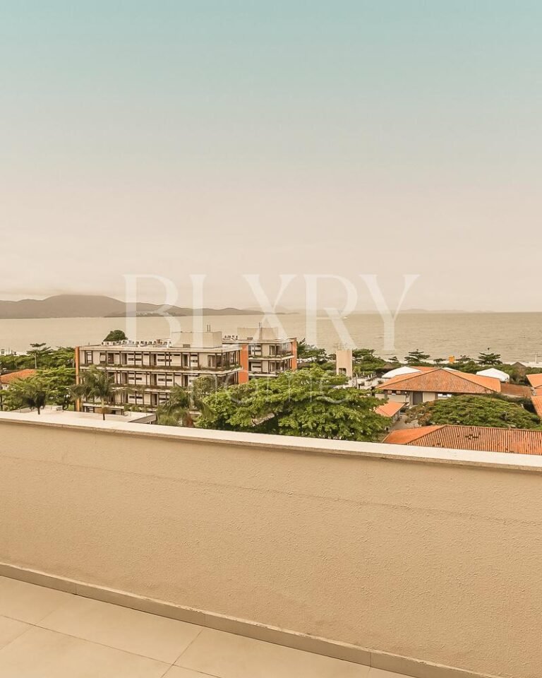 Cobertura duplex com vista para o mar em Jurerê Internacional