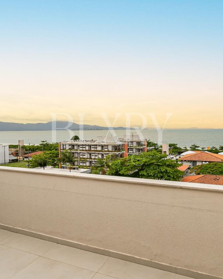 Cobertura duplex com vista para o mar em Jurerê Internacional