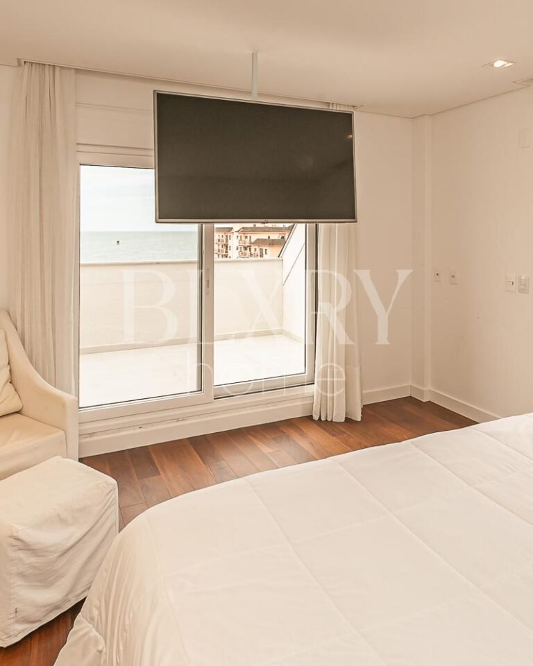 Cobertura duplex com vista para o mar em Jurerê Internacional