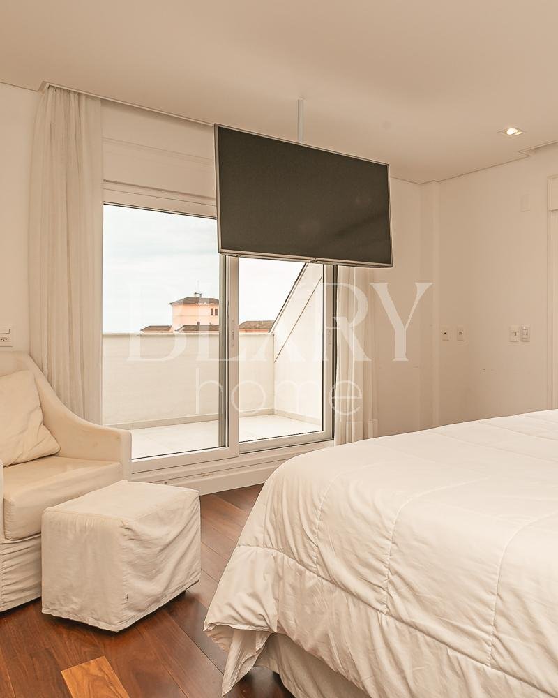 Cobertura duplex com vista para o mar em Jurerê Internacional