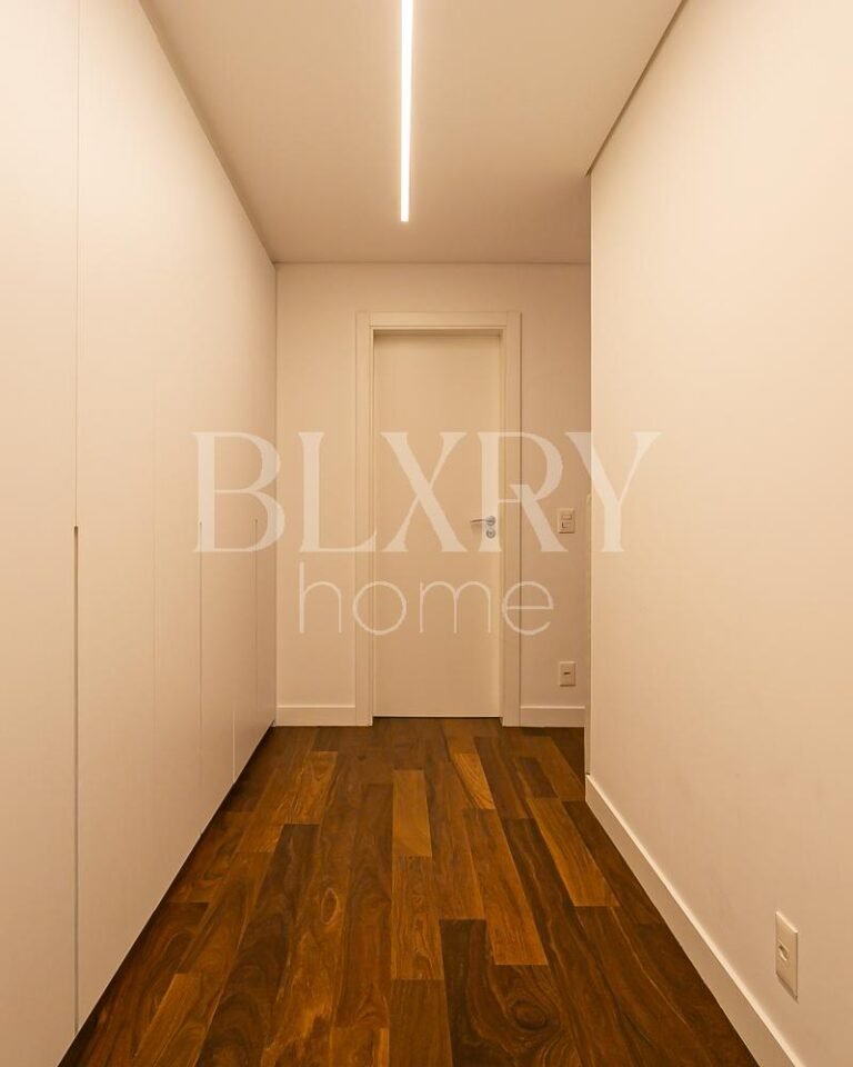 Cobertura duplex com vista para o mar em Jurerê Internacional