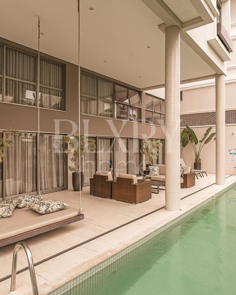 Cobertura duplex com vista para o mar em Jurerê Internacional