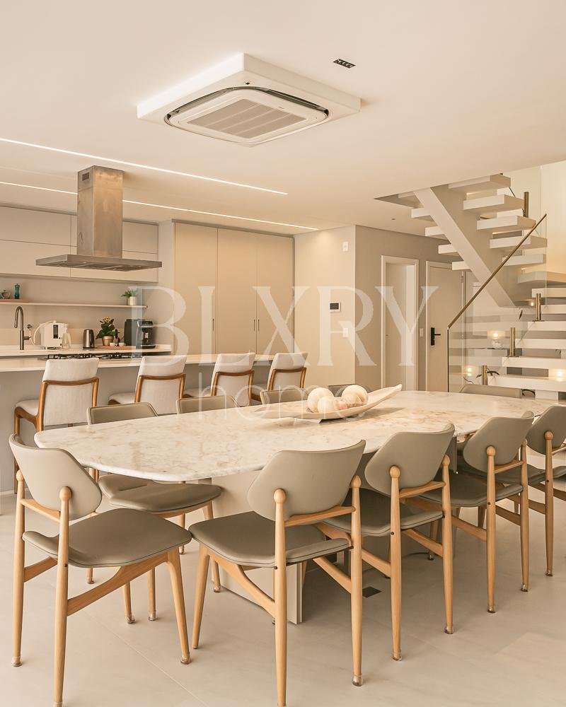 Apartamento com vista mar em Jurerê Internacional