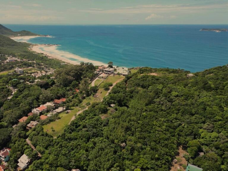 TERRENO NA PRAIA MOLE