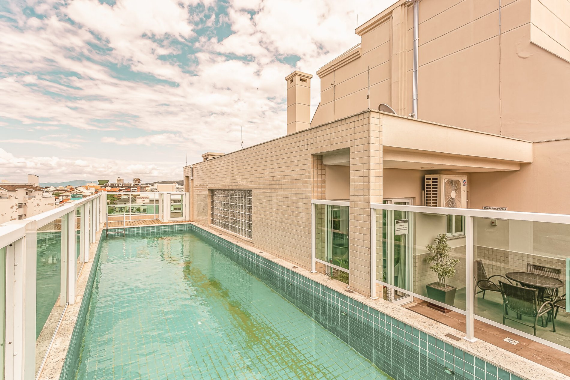 Apartamento a 50 metros do mar em Jurerê Internacional