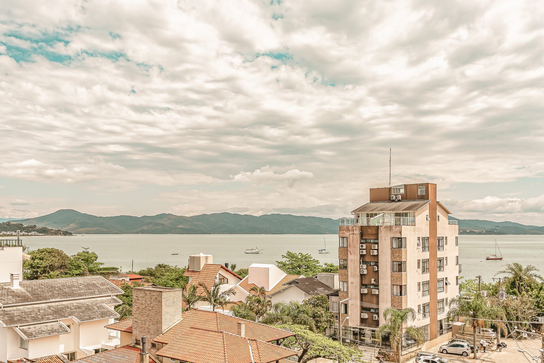 Apartamento a 50 metros do mar em Jurerê Internacional