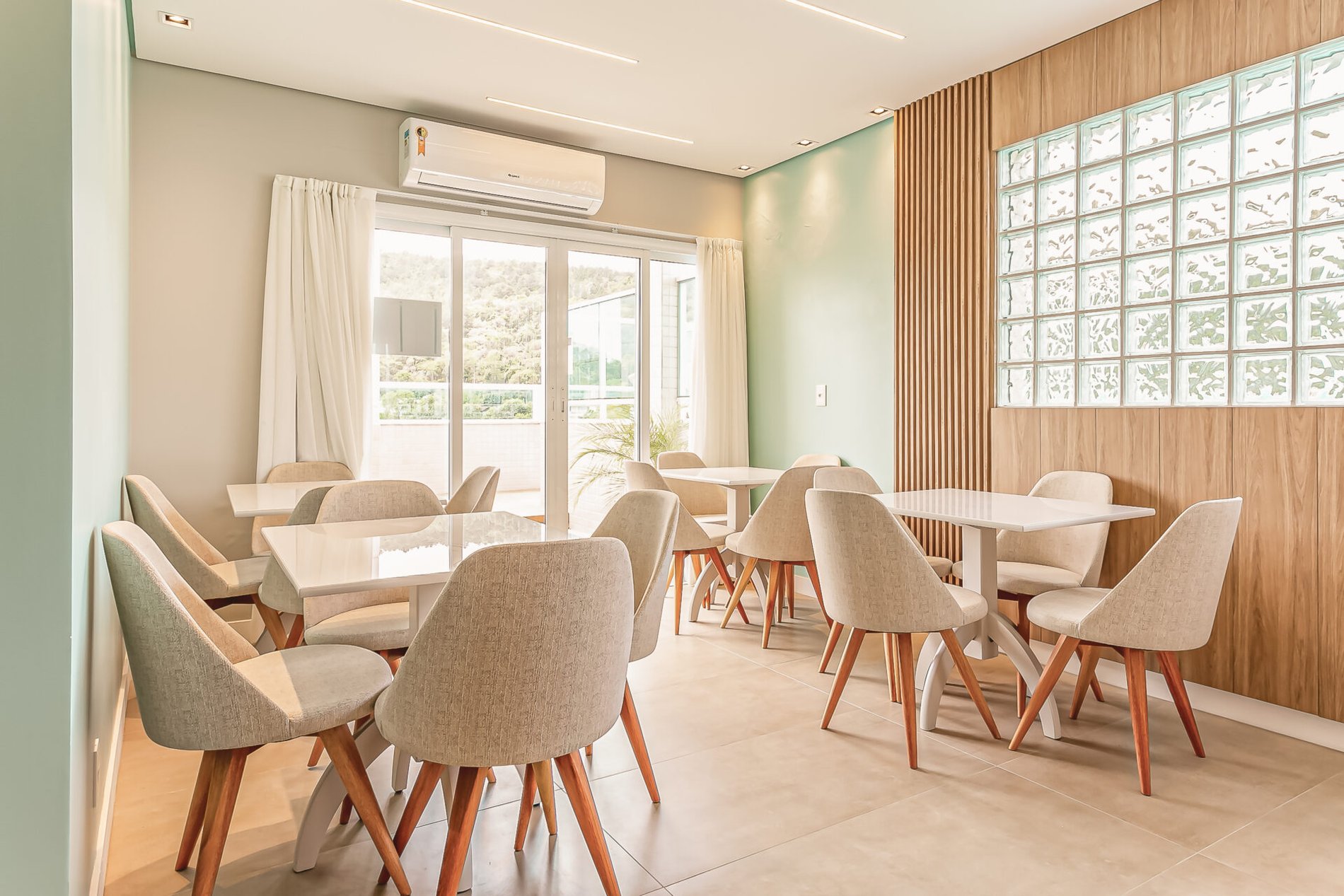 Apartamento a 50 metros do mar em Jurerê Internacional