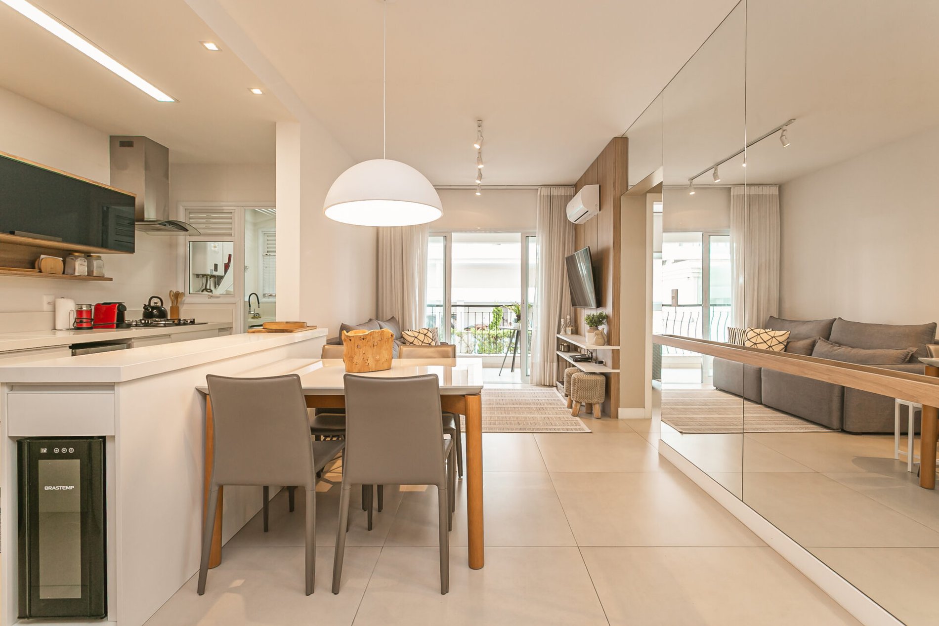 Apartamento a 50 metros do mar em Jurerê Internacional