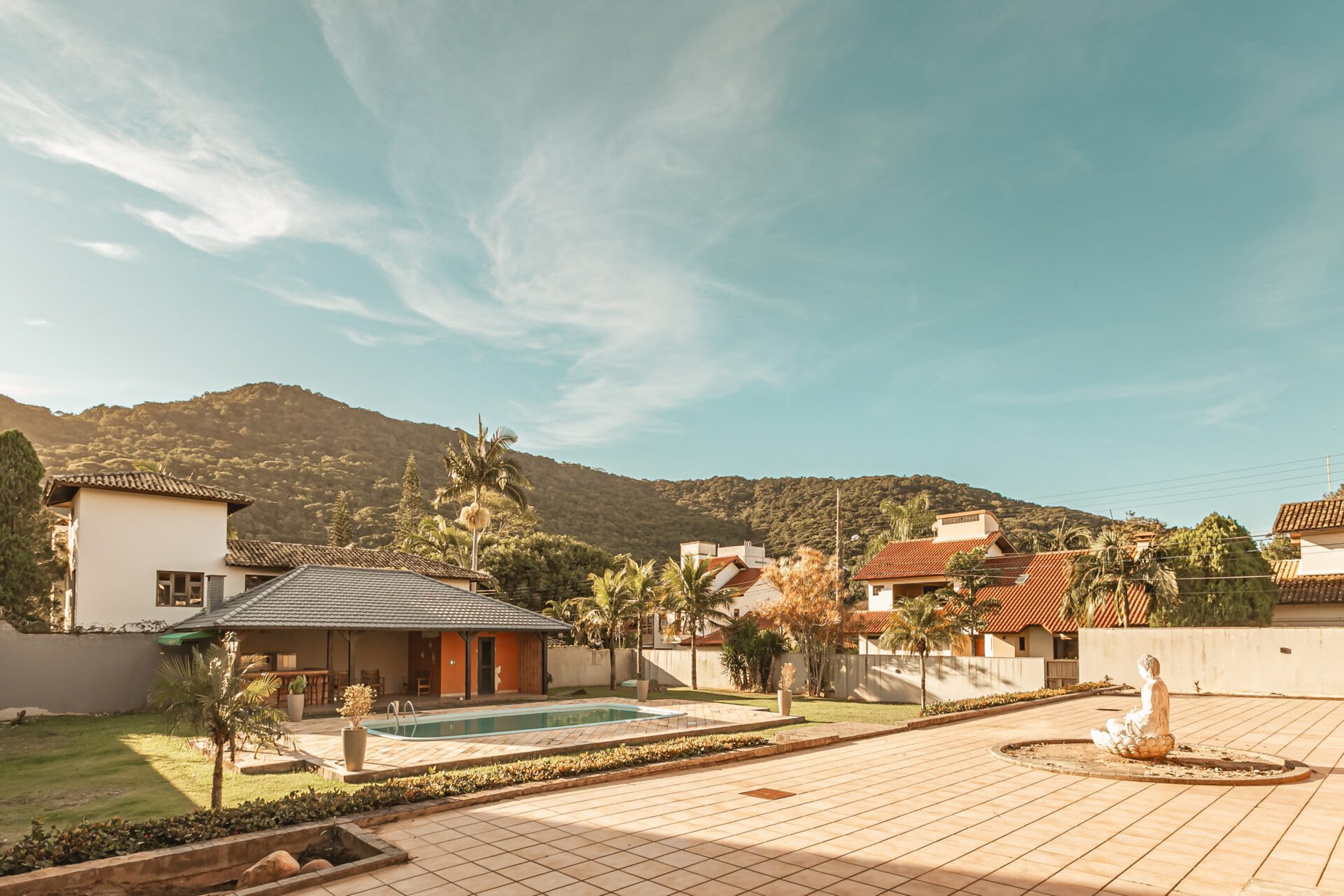 CASA EM CONDOMÍNIO NA LAGOA DA CONCEIÇÃO
