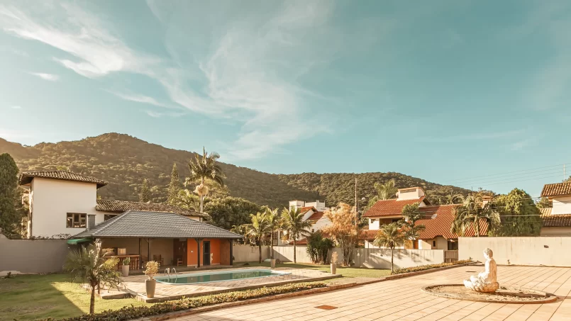 CASA EM CONDOMÍNIO NA LAGOA DA CONCEIÇÃO