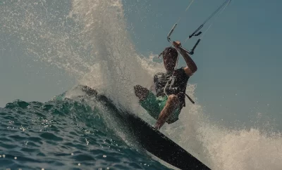 Gabriel Benetton: Campeão Mundial de Kite Surf Treina em Floripa e Impressiona com Manobras no Riozinho