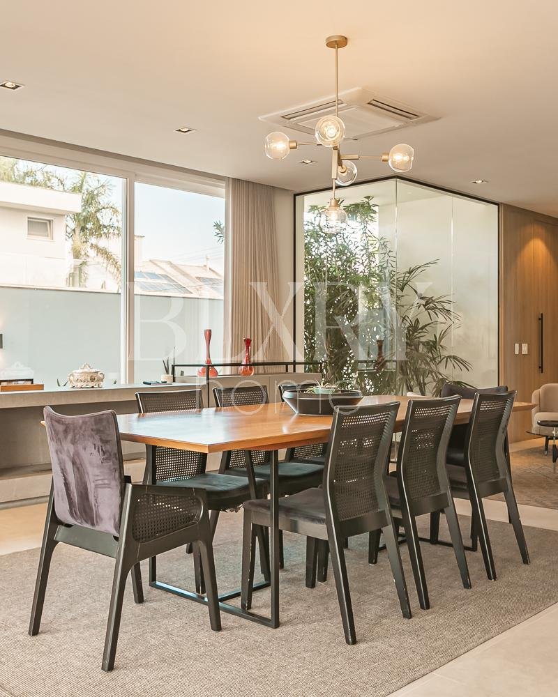 Casa com 4 suítes em Jurerê Internacional
