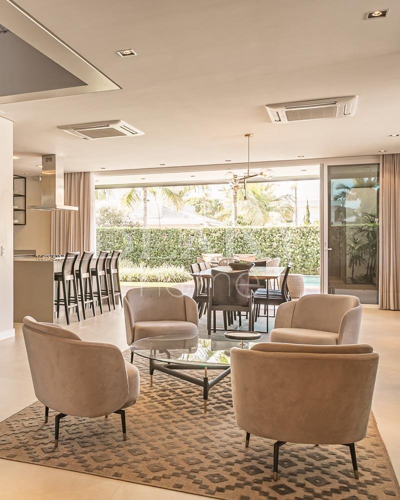 Casa com 4 suítes em Jurerê Internacional