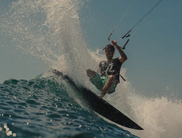 Gabriel Benetton: Campeão Mundial de Kite Surf Treina em Floripa e Impressiona com Manobras no Riozinho