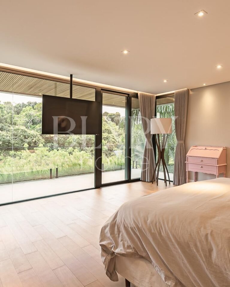 Casa com 4 suítes em Jurerê Internacional