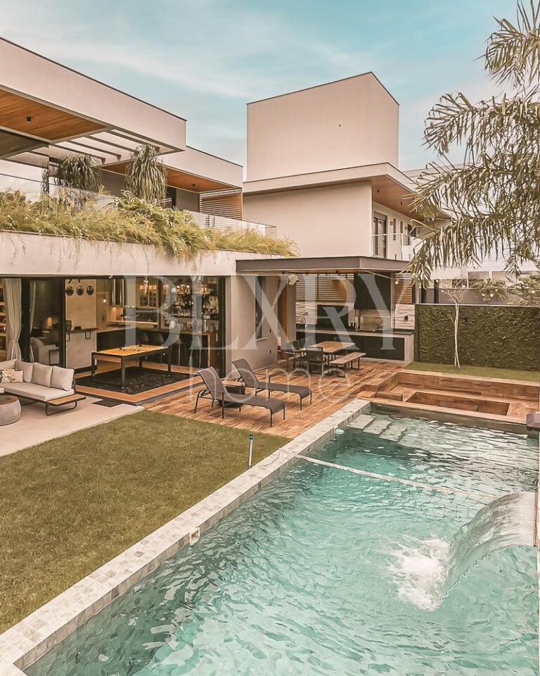 Casa com 4 suítes em Jurerê Internacional