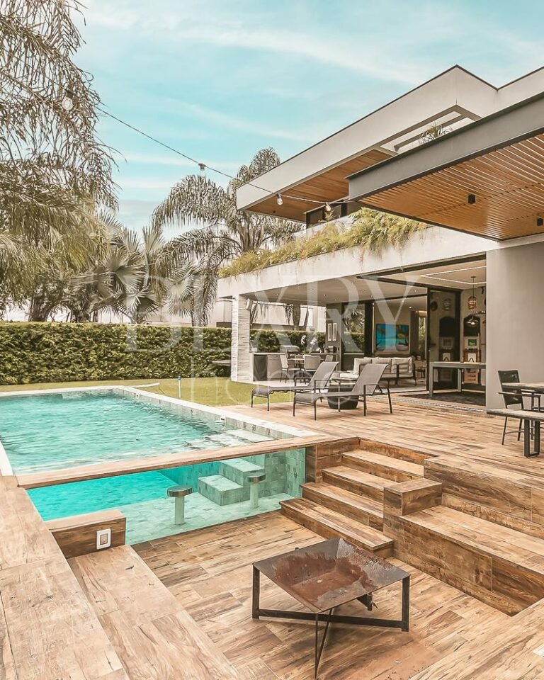 Casa com 4 suítes em Jurerê Internacional