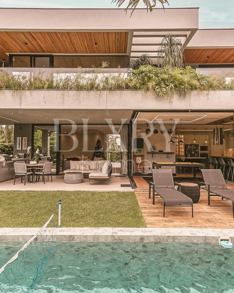 Casa com 4 suítes em Jurerê Internacional