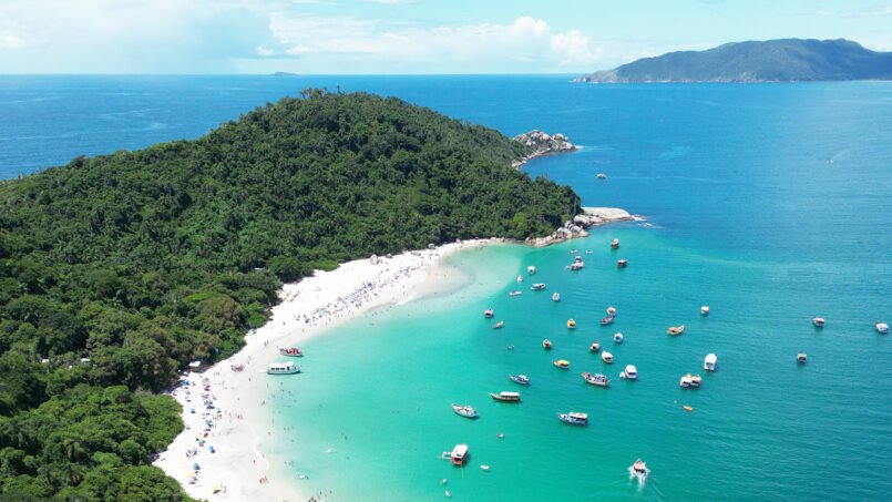 Mercado imobiliário de luxo em 2025 impulsiona Florianópolis com recordes de valorização
