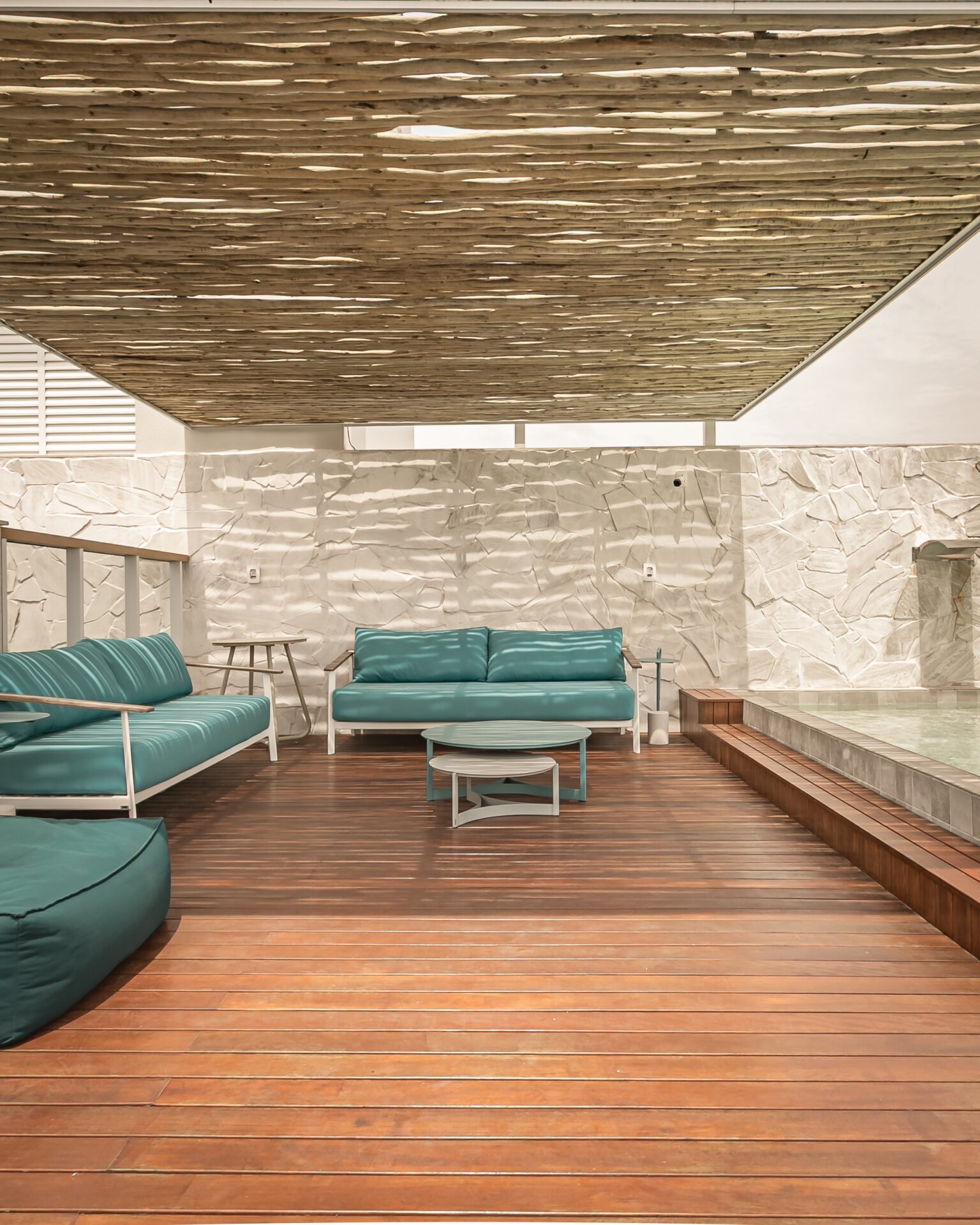 Apartamento a 100 metros do mar em Jurerê Internacional