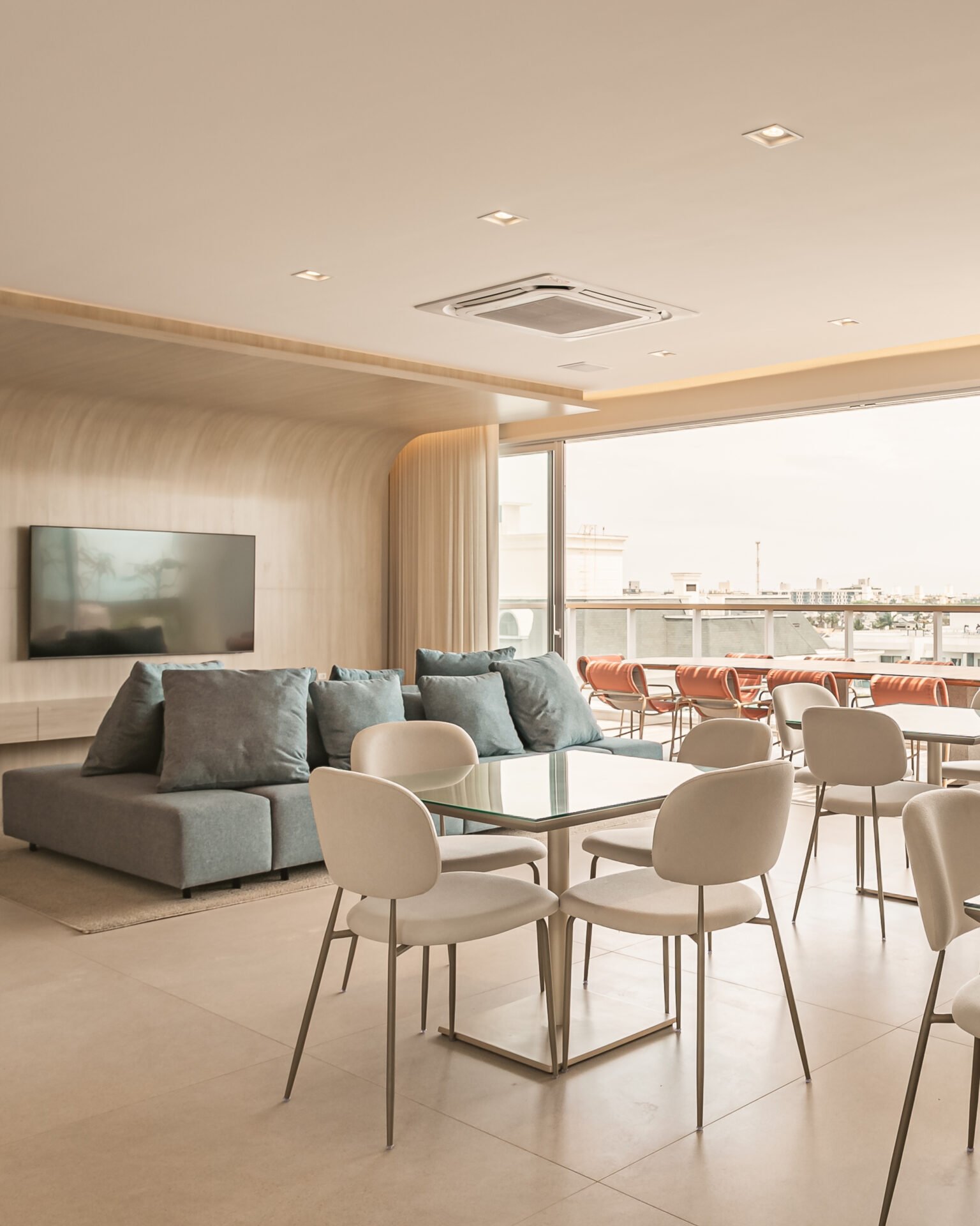 Apartamento a 100 metros do mar em Jurerê Internacional