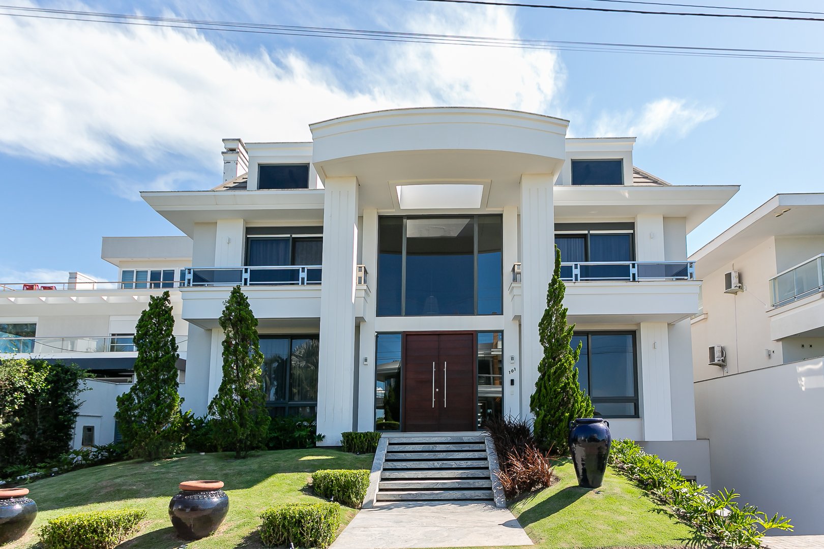 Casa clássica com vista mar em Jurerê Internacional
