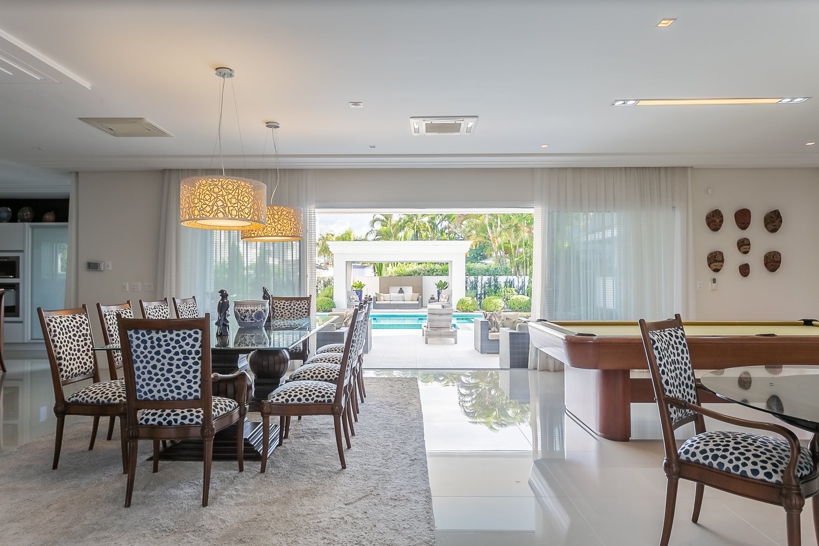 Casa clássica com vista mar em Jurerê Internacional