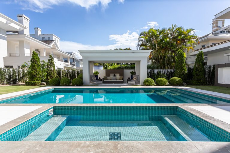 Casa clássica com vista mar em Jurerê Internacional